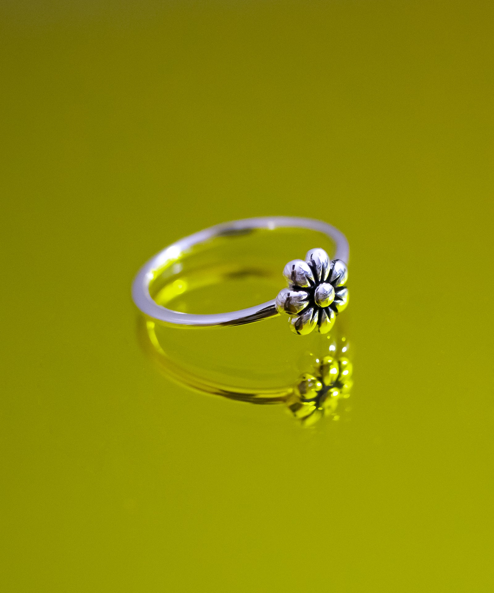 SHAMI - 
        
          
            The Marguerite Flower Ring
