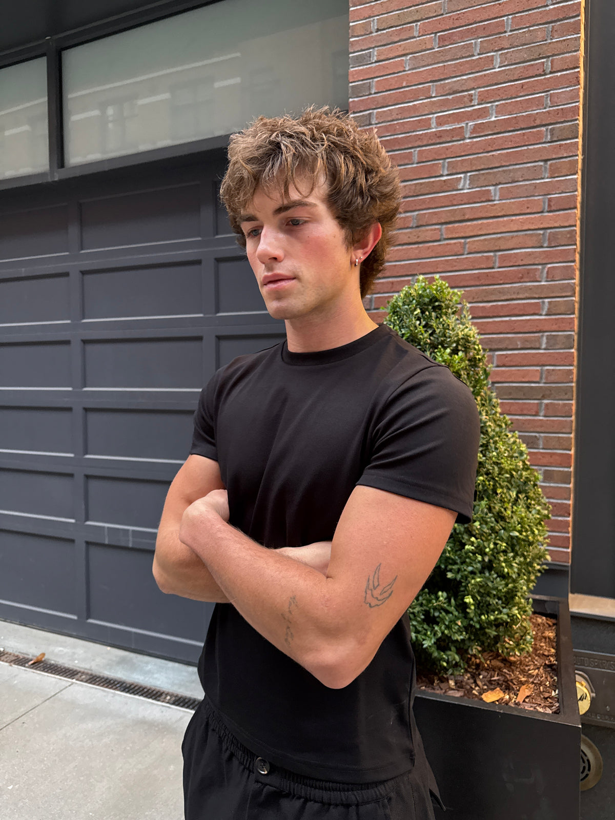 BLACK MUSCLE CROP TEE